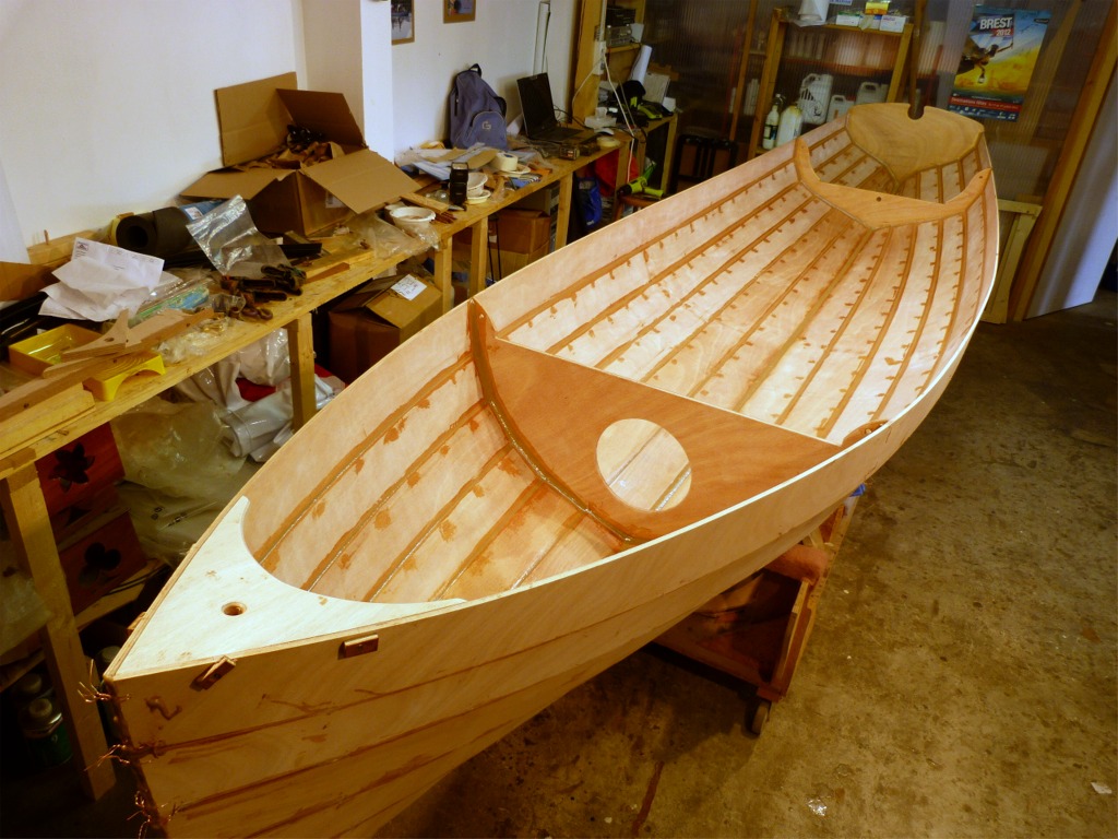 Nous remettons la coque &agrave; l'endroit afin de faire tous les joints sur l'int&eacute;rieur. Nous avons pr&eacute;alablement d&eacute;pos&eacute; les deux membrures afin d'avoir un acc&egrave;s plus facile &agrave; la surface int&eacute;rieure et surtout en vue de la stratification int&eacute;rieure, qui sera ainsi faite d'un seul tenant sur le compartiment central. 