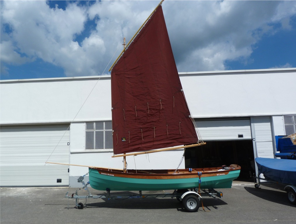 Nous profitons ensuite du beau temps pour d&eacute;terminer la longueur minimum du futur bout-dehors du Silmaril, dont je relance la version bourcet-malet. Le facteur d&eacute;terminant pour le foc est l'obstacle que constitue le talon de la vergue : il est imp&eacute;ratif que celle-ci n'accroche pas la drisse du futur foc, et il faut donc que le bout-dehors soit assez long afin d'ouvrir suffisamment l'angle. Il fait 2.50 m de longueur totale sur cette image. 