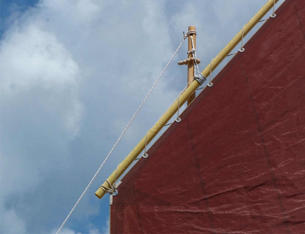 A son tour, l'angle que fera le guidant du foc influe &agrave; la fois sur la position et sur la surface du futur foc et ainsi sur le d&eacute;placement du centre de pouss&eacute;e v&eacute;lique vers l'avant. Ce d&eacute;placement devra &ecirc;tre r&eacute;&eacute;quilibr&eacute; par l'addition d'un tapecul gr&eacute;&eacute; sur un petit m&acirc;t emplant&eacute; sur l'ext&eacute;rieur du tableau arri&egrave;re, avec une queue de malet pour recevoir son &eacute;coute &agrave; peu pr&egrave;s 1 m en arri&egrave;re du tableau. La surface du foc sera de l'ordre de 4 m2 et celle du tapecul de 3 m2. A suivre. 