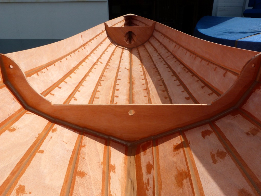 Je ne r&eacute;siste pas au plaisir de faire cette photo &agrave; travers le trou de godille, (que j'ai agrandi afin de le rendre fonctionnel, car la d&eacute;coupe d'origine est trop &eacute;troite pour pouvoir godiller). L'&eacute;poxy charg&eacute;e qui nous a servi &agrave; faire les joints et &agrave; boucher les trous des sutures a un aspect "mouill&eacute;" par rapport &agrave; l'aspect mat de l'&eacute;poxy d'impr&eacute;gnation d&eacute;j&agrave; ponc&eacute;e du reste de la surface. 