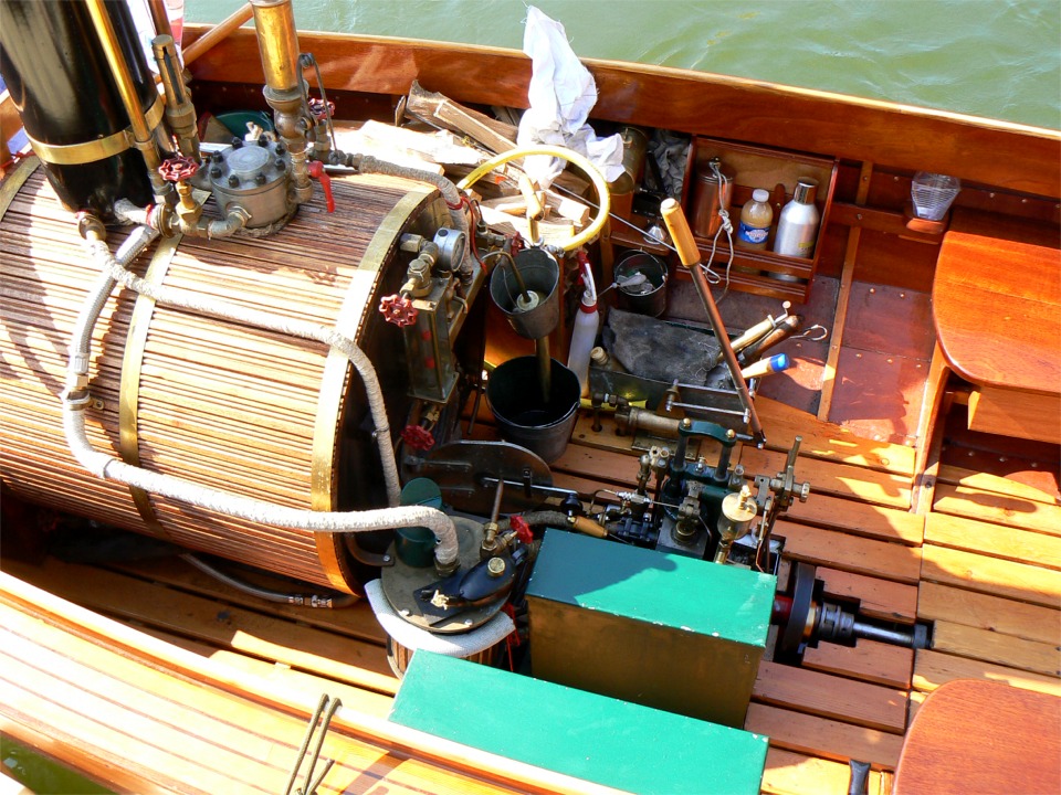 Vue de la machine de Keltia, chauff&eacute;e au bois, s'il vous plait ! 