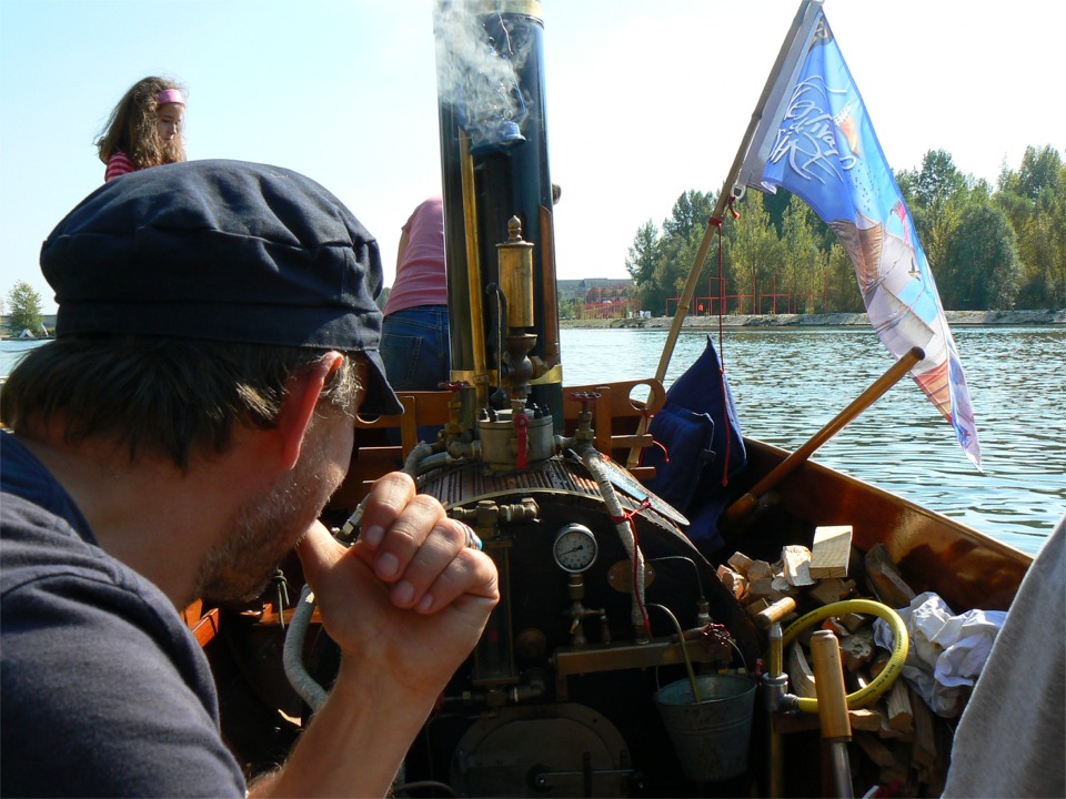 Jean-Jacques nous a invités à faire un tour et Ludovic se régale à discuter de mécanique avec lui. La première passion de Ludo, avant la construction d'Anouket, était la mécanique sur motos de course anciennes. 