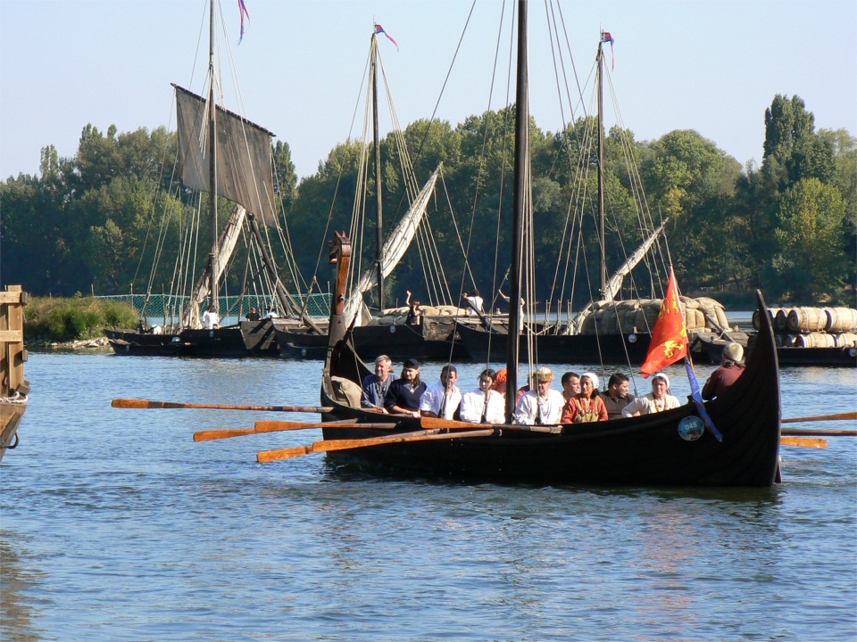Tr&egrave;s belle d&eacute;monstration de nage sur le drakkar, dont la pr&eacute;sence en Loire aurait certainement caus&eacute; plus d'agitation voil&agrave; 1000 ans... 