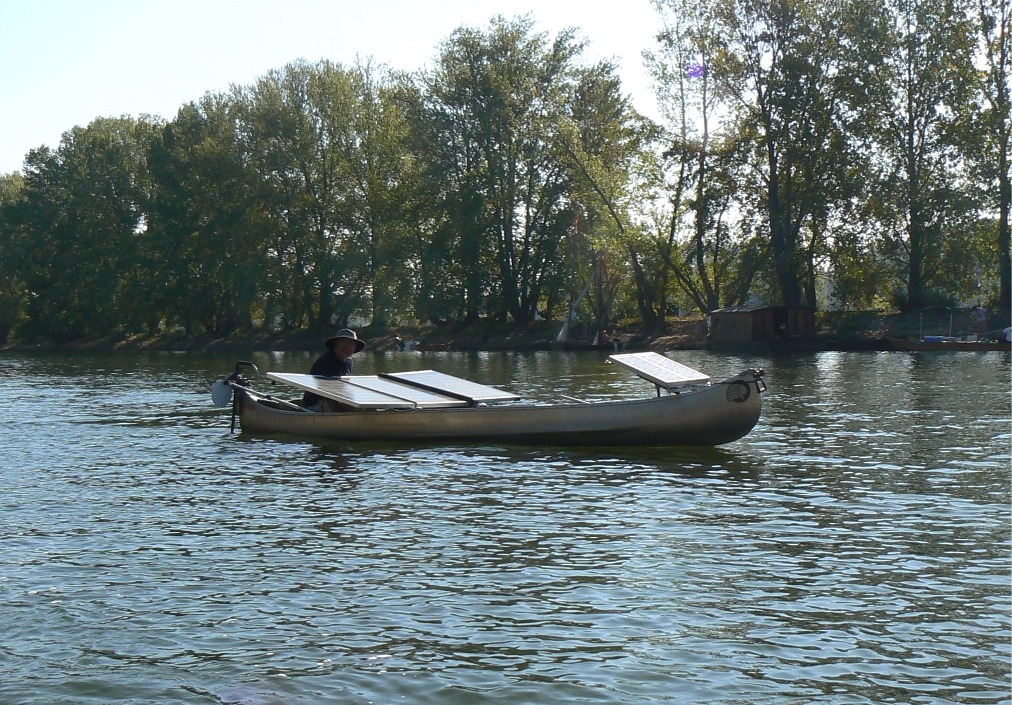 Un repr&eacute;sentant d'une autre cat&eacute;gorie : les "Innovants". Le cano&euml; en aluminium "Photon" tire toute son &eacute;nergie de ses panneaux photovolta&iuml;ques. 