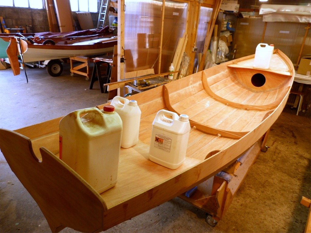 En effet, je fais maintenant le collage des membrures en deux fois : le premier collage utilise une &eacute;poxy fluide, suppos&eacute;e se glisser dans tous les interstices entre les membrures et le bord&eacute;, et le second collage (apr&egrave;s pon&ccedil;age d'accroche sur le premier) utilise de l'&eacute;poxy plus &eacute;paisse pour confectionner de gros joints-cong&eacute;s afin de r&eacute;partir les efforts sur une zone plus large du bordage. 