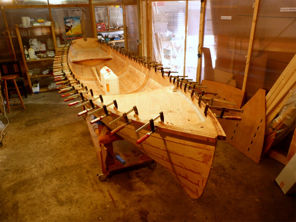 Lundi, retour au bureau : je colle les deux plis des listons de "Jolanda" en une seule s&eacute;ance. Ouf ! A condition de bien pr&eacute;parer l'op&eacute;ration, &ccedil;a ce fait sans peine tout seul. Mais j'&eacute;tais tout de m&ecirc;me bien content de terminer... 