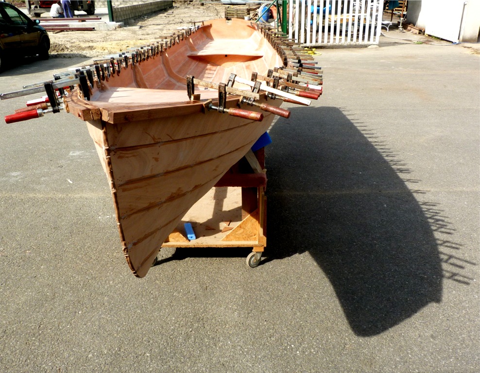 Le lendemain matin, je sors la Yole de Chester pour une s&eacute;rie de photos avec de la vraie lumi&egrave;re. Je trouve celle-ci amusante &agrave; cause de l'ombre h&eacute;riss&eacute;e de presses. 