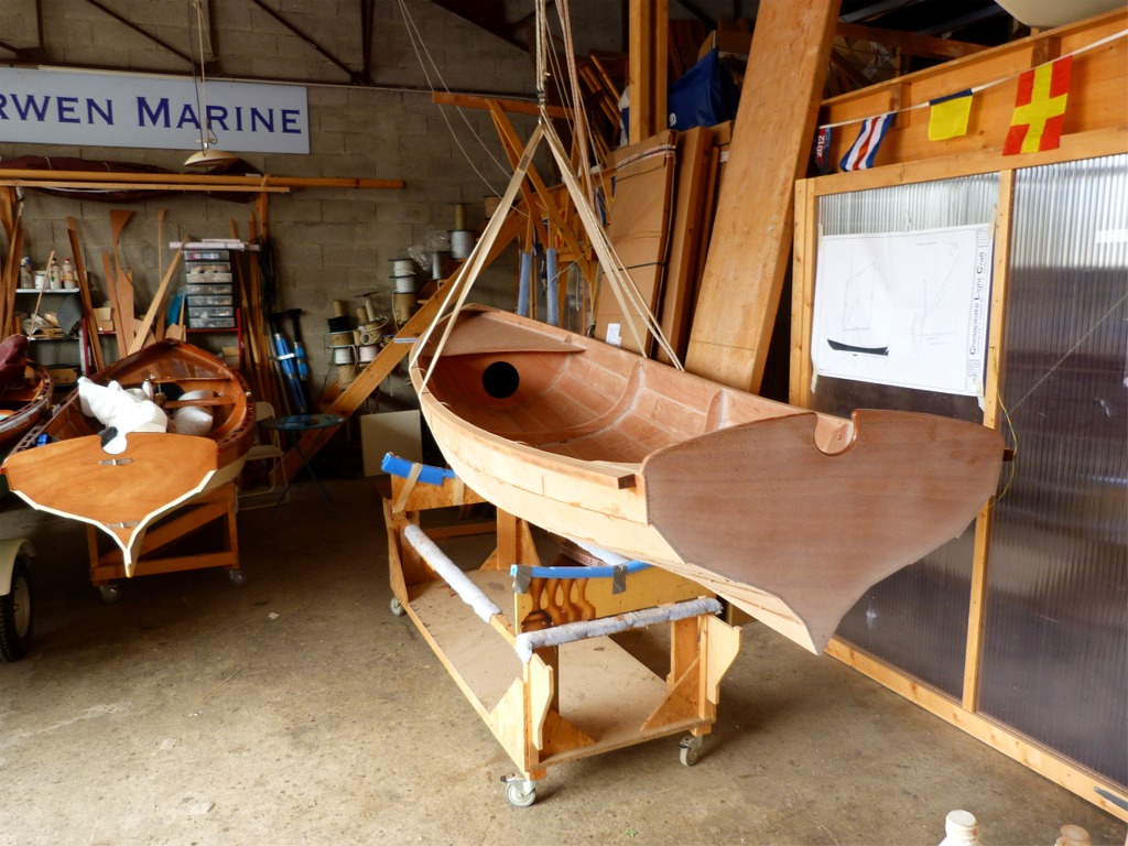 Du coup, je m'appr&ecirc;te &agrave; retourner la Yole de Chester : la voici en l&eacute;vitation au-dessus de son ber... 