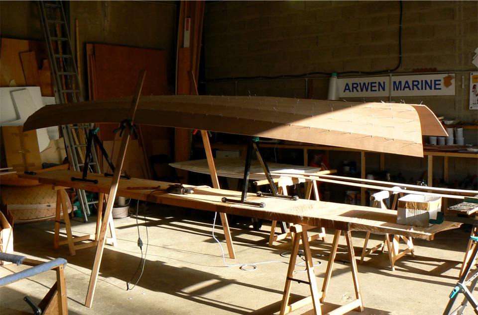 Derni&egrave;re vue de la coque sur laquelle il manque encore les carreaux, la derni&egrave;re paire de bord&eacute;s du haut. La suite au prochain &eacute;pisode ! 