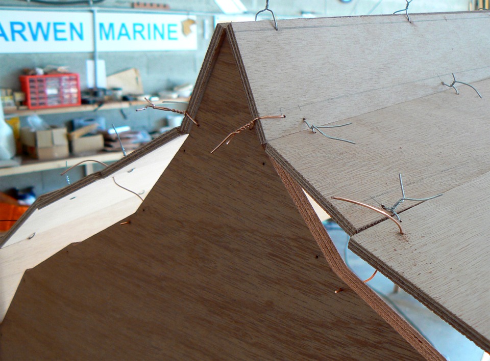 Je suture les extr&eacute;mit&eacute;s arri&egrave;re des bord&eacute;s autour du tableau. J'ai repris du fil de cuivre pour ces sutures qui sont susceptibles de rester noy&eacute;es dans les joints-cong&eacute;s d'&eacute;poxy : hors de question de risquer d'y laisser du fer ! 