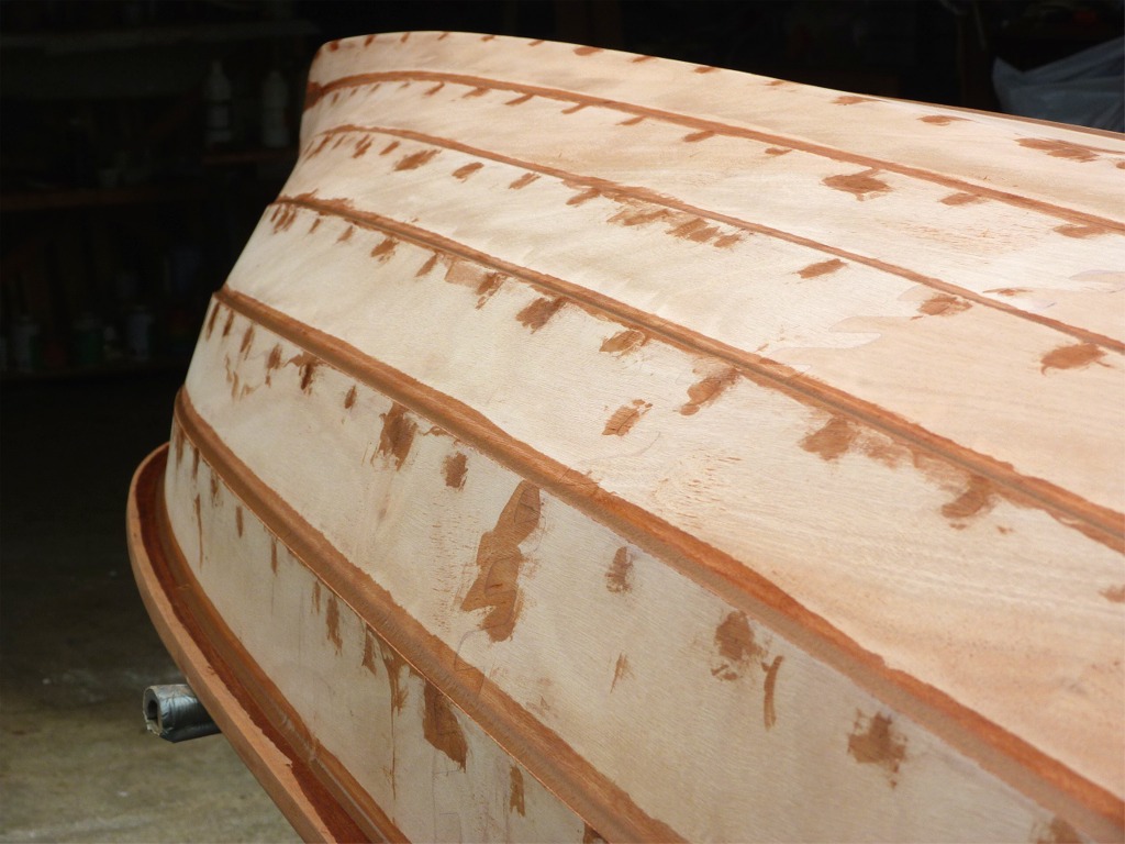 Je n'&eacute;tais pas revenu sur la surface ext&eacute;rieure de la coque depuis le premier collage. Demain, je poncerai puis je ferai la stratification des quatre virures de fond. Le manuel de construction ne pr&eacute;conise de stratifier que les deux bord&eacute;s de fond sur l'ext&eacute;rieur, mais je trouve que cela vaut la peine d'effacer l'ar&ecirc;te basse du bord&eacute; 2 afin de doubler la surface stratifi&eacute;e. 