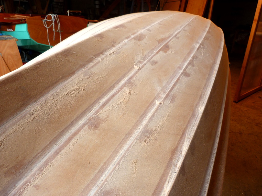 Et le lendemain, c'est donc pon&ccedil;age ! La pluie me force &agrave; poncer &agrave; l'int&eacute;rieur, et je n'utilise donc aucune machine, afin de limiter la dispersion de la poussi&egrave;re. 