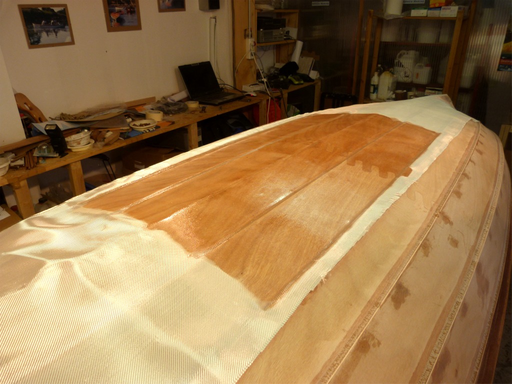 Je sature le tissu de verre au rouleau, et je profite d'un arr&ecirc;t de panne s&ecirc;che d'&eacute;poxy pour faire ma photo habituelle du miracle du tissu devenu transparent (je suis bon public !) 