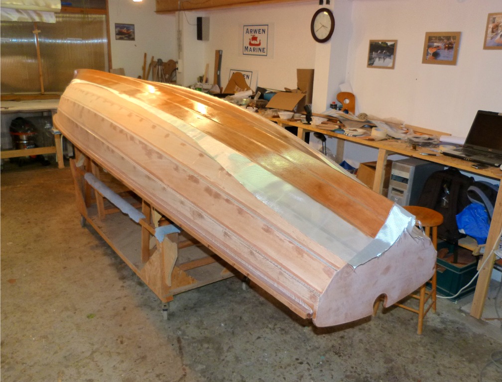 Il ne me reste plus qu'&agrave; couper l'exc&eacute;dent de tissu qui d&eacute;passe au-del&agrave; de la zone stratifi&eacute;e, puis &agrave; repasser une seconde couche "mouill&eacute; sur mouill&eacute;" (en fait, on attend que l'&eacute;poxy ne soit presque plus collante, car si on passait une nouvelle couche trop t&ocirc;t, on ne fera que graisser la couche d&eacute;j&agrave; pos&eacute;e, on ne montera pas en &eacute;paisseur). 