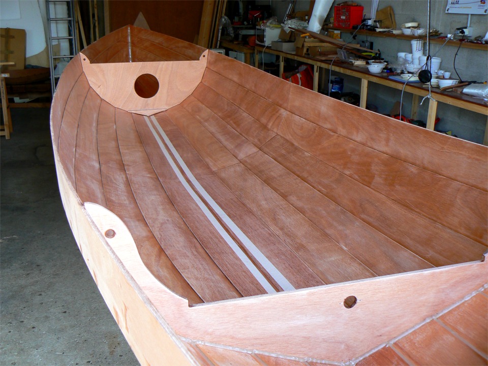 Suite de la construction de la Yole de Chester : je vais maintenant faire les joints sur l'intérieur. J'ai posé de la bande adhésive pour que le joint central soit net, car il n'est pas limité par l'arête d'un bordé, comme le sont les autres. 