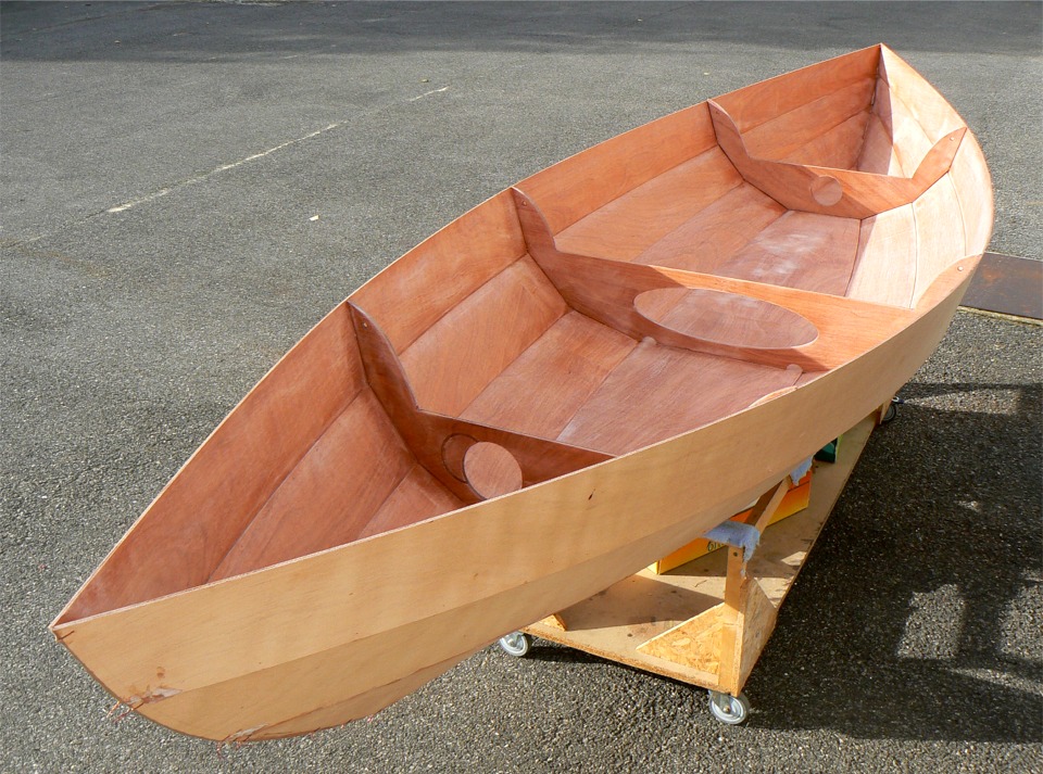 Ponçage du Skerry après l'imprégnation du bordé. Je profite d'un rayon de soleil pour poncer dehors, à mon habitude... 