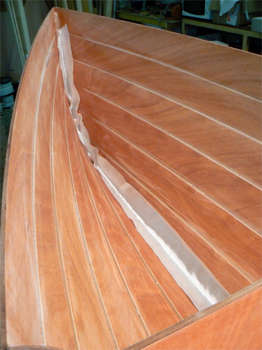 Je prépare la fibre de verre, ici c'est la bande de renfort de la proue. 