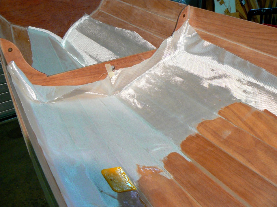 Je n'allais quand-même pas laisser passer l'occasion de faire ma photo habituelle du tissu partiellement saturé et ainsi devenu transparent ! Dont acte.