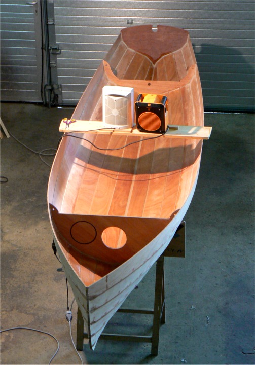 J'ai fini de saturer le tissu et coupé l'excédent sur les bords. Je chauffe avec les radiateurs soufflants afin de permettre la polymérisation dans de bonnes conditions. 