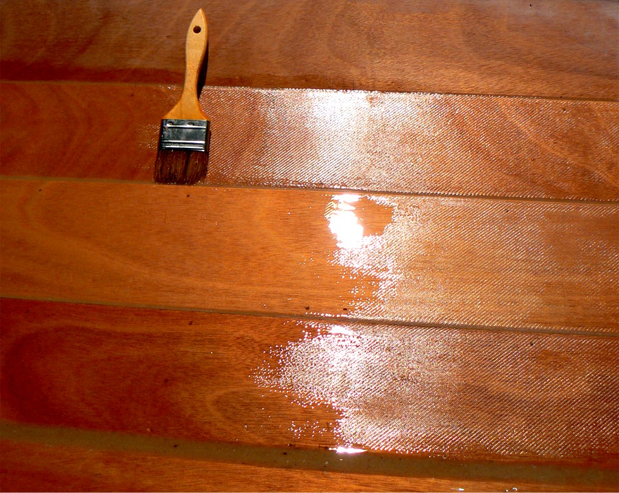 Quelques heures après, je passe une seconde couche d'époxy sur le tissu de verre afin de "noyer la trame". Sur la droite de l'image, on voit très bien le dessin de la trame en relief, alors que sur la gauche, la trame est rempllie et la surface lisse du tissu devient encore plus transparente. 