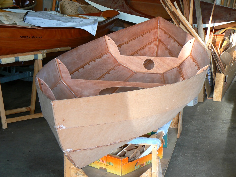 En parallèle, j'ai fait les joints sur l'intérieur du Skerry et bouché les trous des sutures. A l'arrière plan, entre le Skerry et le Wood Duck, c'est une partie de mon trésor de chutes de bois. C'est le problème quand on n'a ni poêle ni cheminée : on garde les chutes en se disant que ça peut toujours servir. Résultat, on perd du temps à chercher dans le tas chaque fois qu'on a besoin de tailler une petite pièce, des fois que ! 