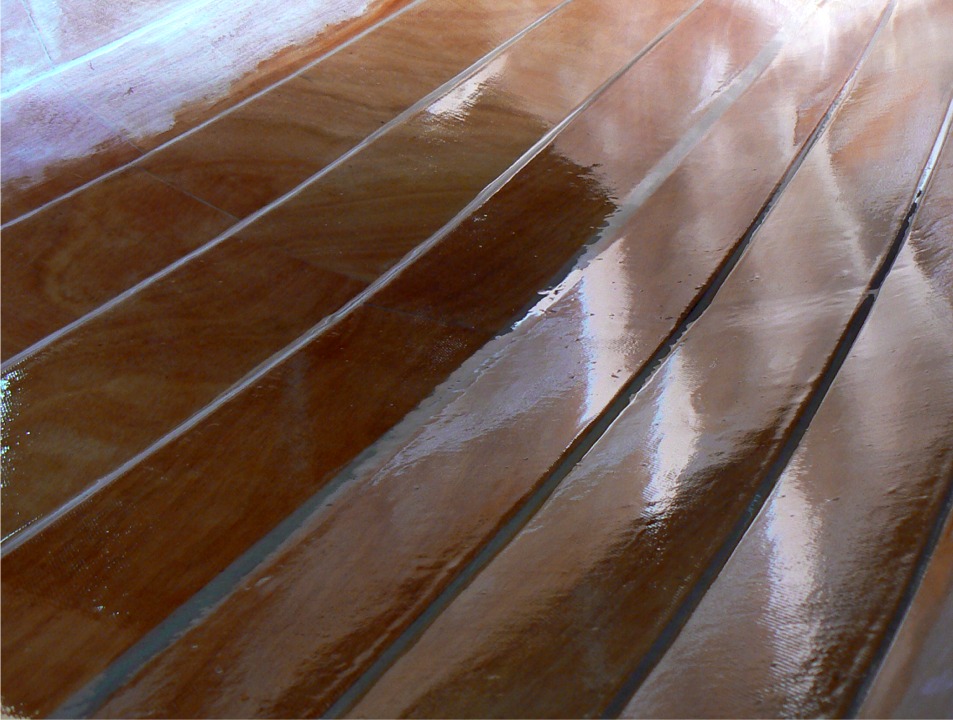 En effet, au moment de la stratification, j'essaie de mettre juste ce qu'il faut de résine pour rendre le tissu solidaire du contreplaqué et constituer un bon composite. Si je mets trop d'époxy, c'est une surcharge inutile et néfaste au composite car le tissu risque de flotter dans la résine et de se détacher du bois. Par contre, il faut revenir ajouter de la résine par-dessus pour protéger les fibres et lisser la surface. 