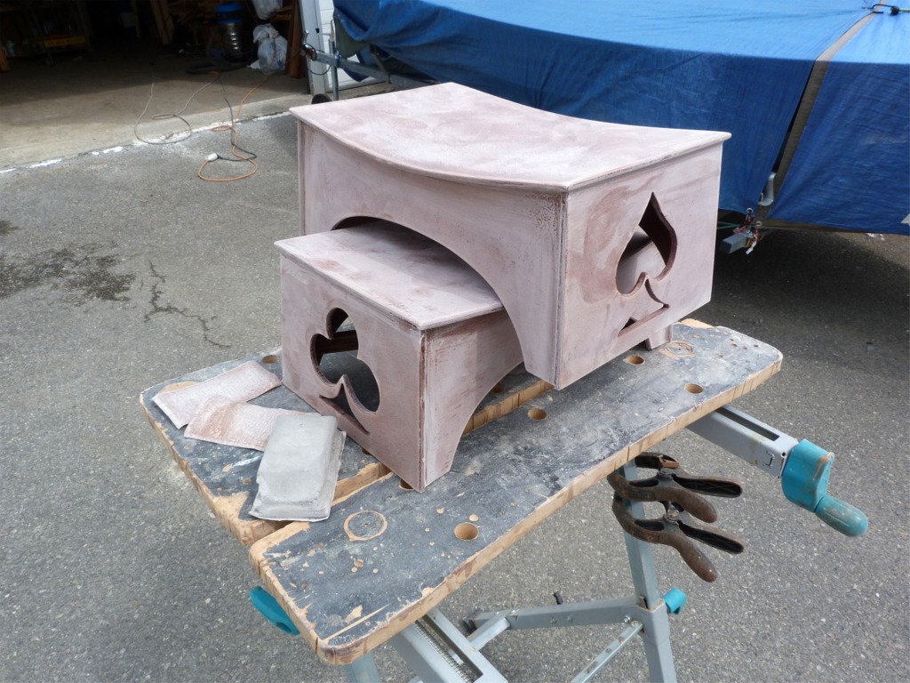 Je continue le pon&ccedil;age avec les deux tabourets de nage, un peu modifi&eacute;s : j'ai remplac&eacute; les deux d&eacute;coupes d'all&egrave;gement en ovale sur les cot&eacute;s par les quatre "couleurs" (on peut ausi dire "enseigne", parait-il) des jeux de cartes, deux pour chacun des tabourets. 