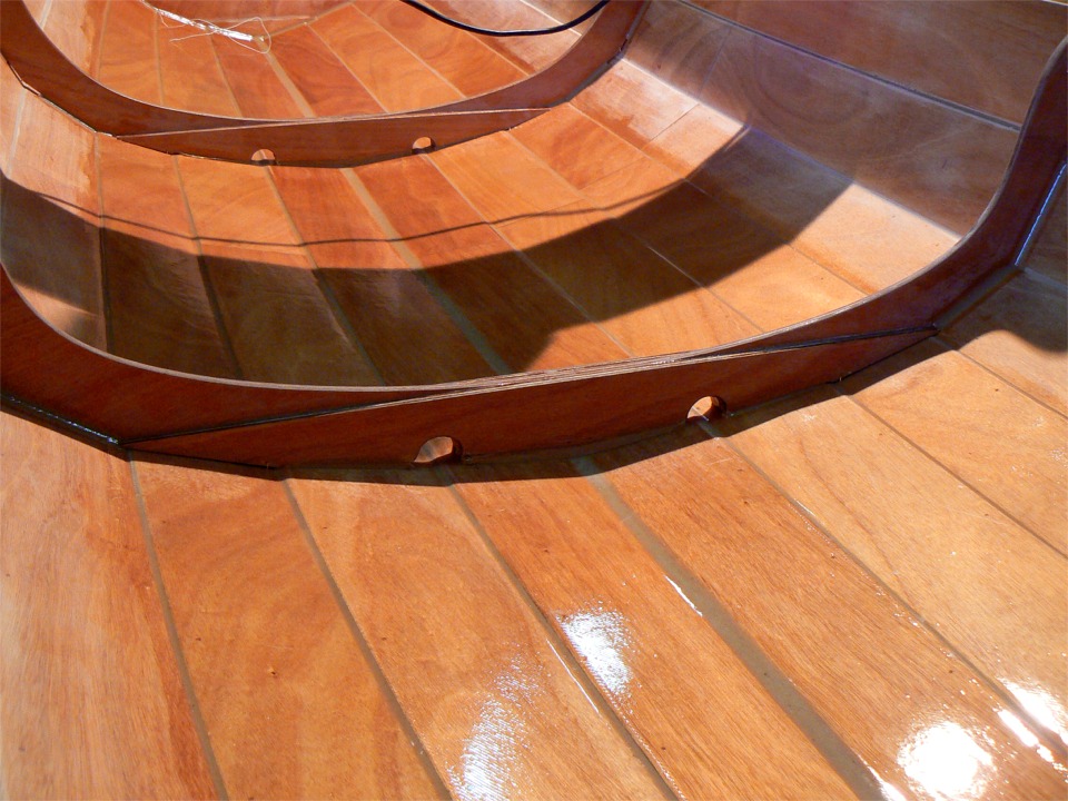 J'ai collé les membrures, et il me reste à faire les joints-congés sur leur pourtour. 