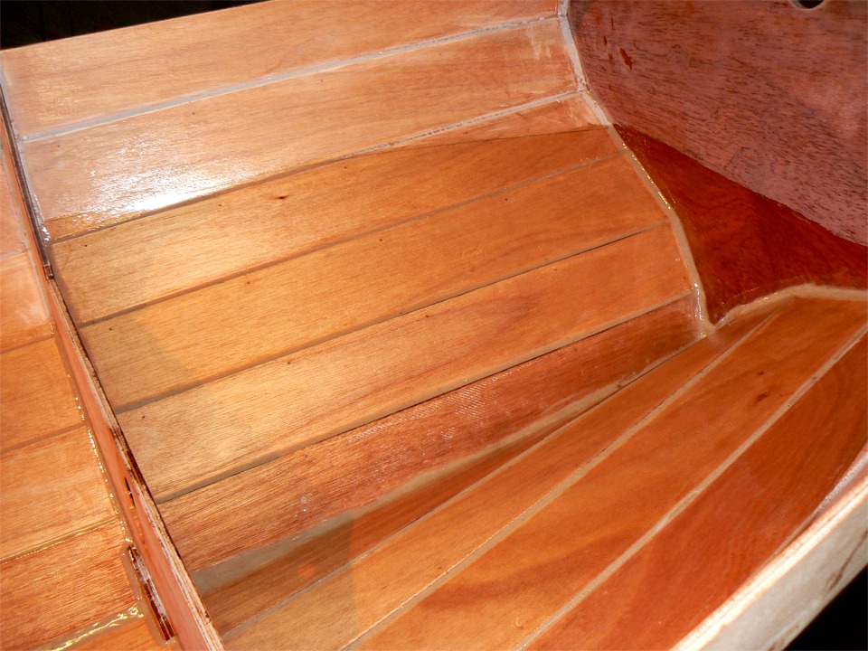 J'ai aussi passé une seconde couche d'époxy sur l'ensemble de la surface intérieure des caissons, juste avant de coller en place leur "couvercle". 