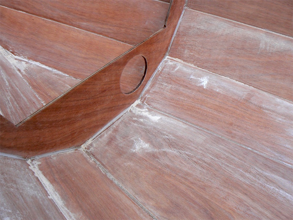 Retour sur le Skerry : ponçage de tout l'intérieur en prélude à la stratification. Je suis sidéré par la quantité de poussière que j'arrive à produire... 