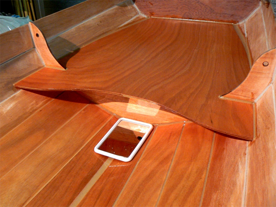 J'utilise ce miroir pour savoir si je suis toujours la plus belle du royaume... Euh non, pour vérifier que le dessus du caisson est bien jointif avec le dessus de la cloison. Je ferai plus tard un beau joint-congé dans l'angle, mais il est important de savoir tout de suite si tout est jointif. 