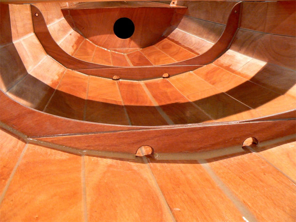 J'ai fait les joints-congés sur le pourtour des membrures, il me reste encore à finir les rebords des anguillers. Je les ferai quand je mettrai la coque à l'envers et en hauteur : à suivre ! 