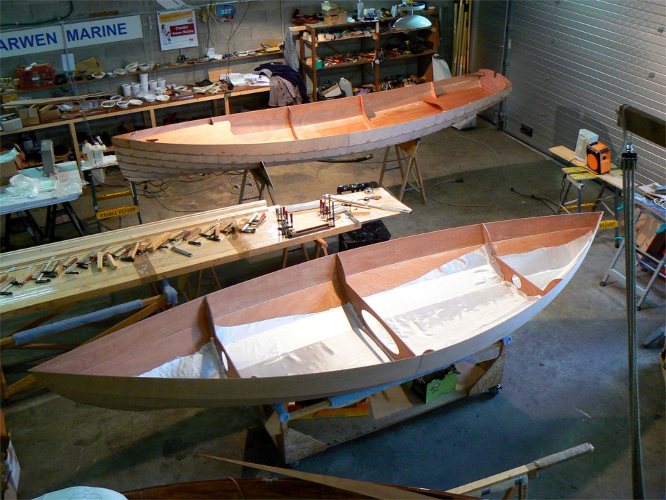 J'ai découpé le tissu de verre et je m'apprête à stratifier l'intérieur du Skerry. 