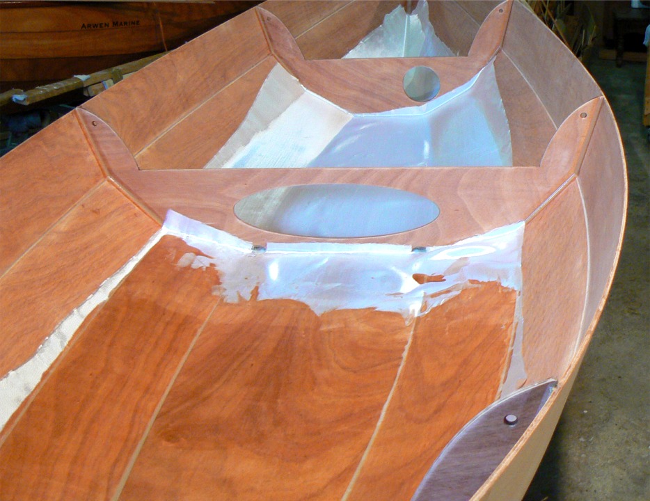 Je prends cette photo au moment où je dois préparer une nouvelle dose d'époxy : je n'en fais pas plus de 200 ml à la fois, afin d'avoir le temps d'imprégner le tissu avant que la résine commence à polymériser. 