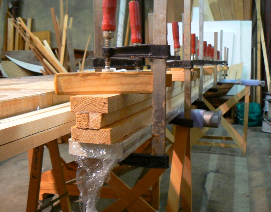 Vue du pied de mât : on voit clairement les quatre éléments du mât creux. Les deux pièces du mileu sont jointives en pied et en tête de mât. 