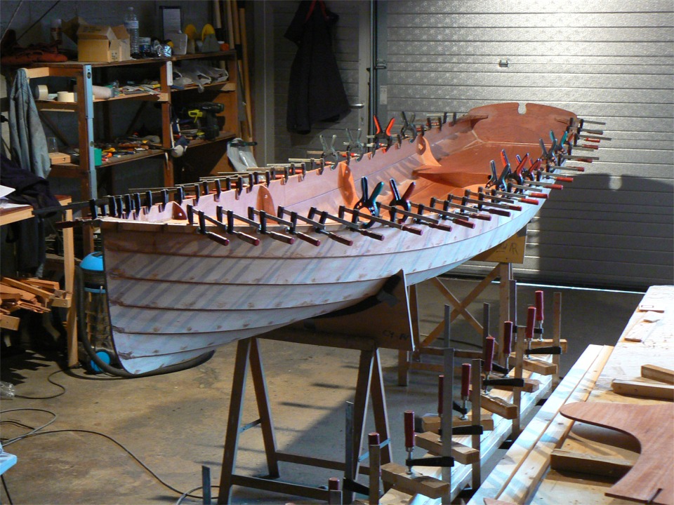 J'ai beau acheter des presses r&eacute;guli&egrave;rement, je n'en ai jamais trop... Toute ma collection est de sortie, le petites sur les listons de la yole et les grosses sur le m&acirc;t du Skerry, dont on distingue le pied au premier plan &agrave; droite. 