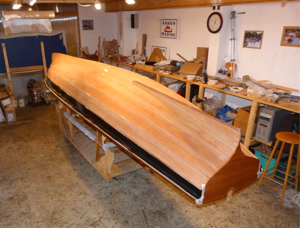 Dans notre dernier &eacute;pisode, j'avais commenc&eacute; le vernis de la Yole de Chester "Jolanda" : je l'ai termin&eacute; et suis pass&eacute; &agrave; la peinture de l'ext&eacute;rieur. Je commence par peindre en noir les carreaux. 