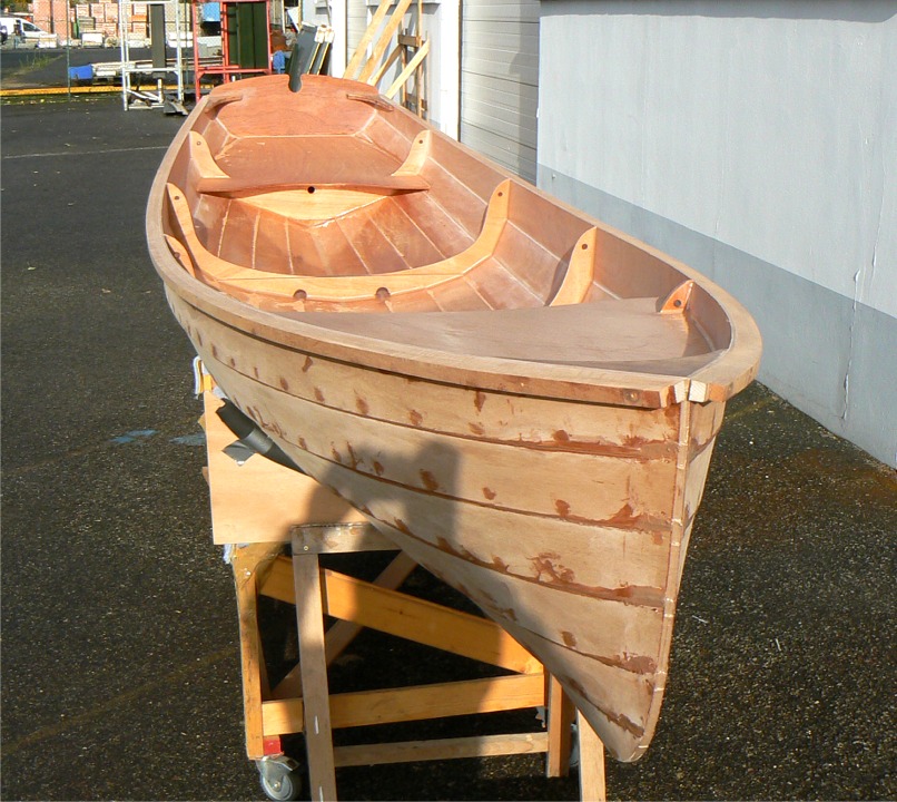 Retour sur la Yole de Chester : j'ai utilis&eacute; le tank (la ponceuse &agrave; bande) pour araser les listons et le haut du carreau.