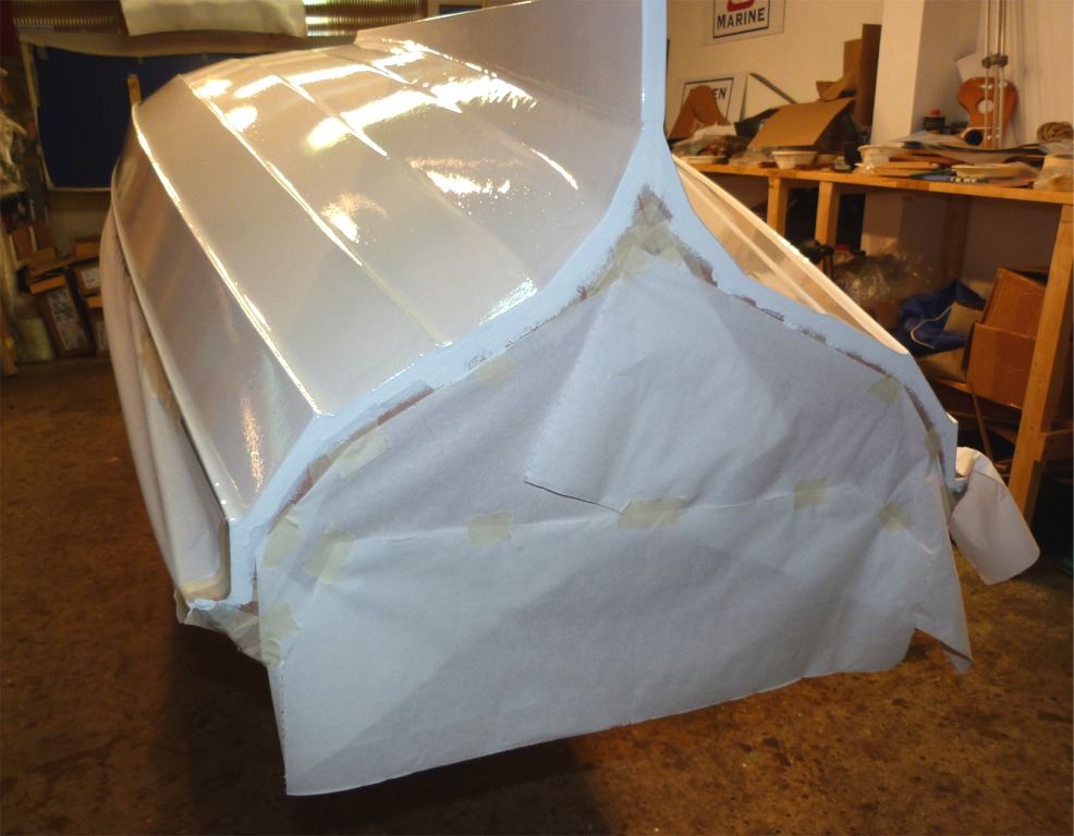 Le masquage pr&eacute;alable &agrave; la peinture est long car il faut poser pr&eacute;cis&eacute;ment la bande adh&eacute;sive, puis bien l'appliquer afin que la peinture ne passe pas en-dessous, puis ajouter du papier afin de prot&eacute;ger les zones voisines de projections de goutelettes. 