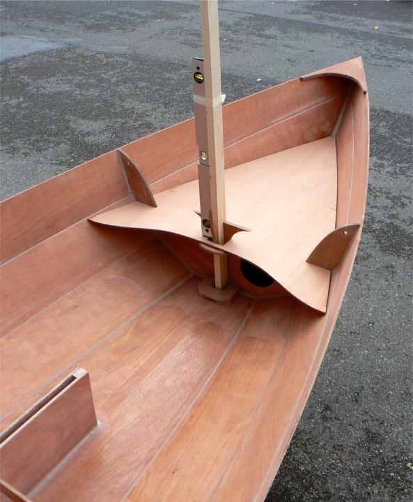 V&eacute;rification de l'aplomb de l'&eacute;tambrai par rapport au pied de m&acirc;t : le bout de tasseau est centr&eacute; gr&acirc;ce &agrave; des cales et le niveau &agrave; bulle fix&eacute; dessus me permet de v&eacute;rifier que le m&acirc;t centr&eacute; sera bien vertical. 