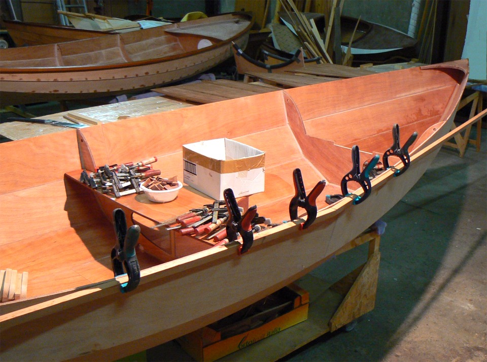 Montage &agrave; sec du premier pli du liston tribord... qui vient de casser, comme le montre l'angle qu'il fait entre la pince rouge et la verte (mauvaise combinaison de couleurs ?) Mais Arwen Marine &eacute;tait l&agrave; pour vous apporter cette photo exclusive ! Le cintrage de ce liston est fort, mais je suis surpris car je me m&eacute;fiais et proc&eacute;dais prudemment... Je pense qu'il devait y avoir un d&eacute;faut dans le bois. 