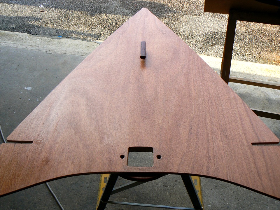 Vue de dessus : la cale dans la pointe avant visible sur la photo précédente est la contreplaque pour le taquet d'amarrage. 