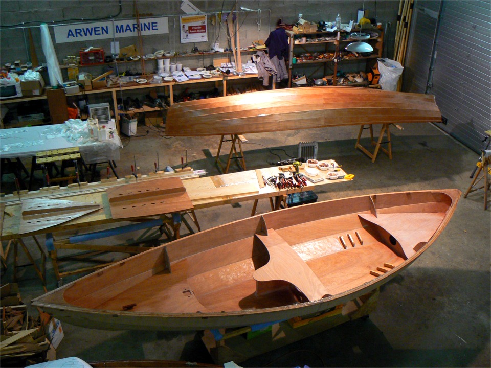 Image vesp&eacute;rale des deux bateaux en construction. J'ai fix&eacute; les cale-pieds dans le Skerry mais les si&egrave;ges ne sont pas encore coll&eacute;s. Plus que deux semaines avant de partir pour le salon nautique... 