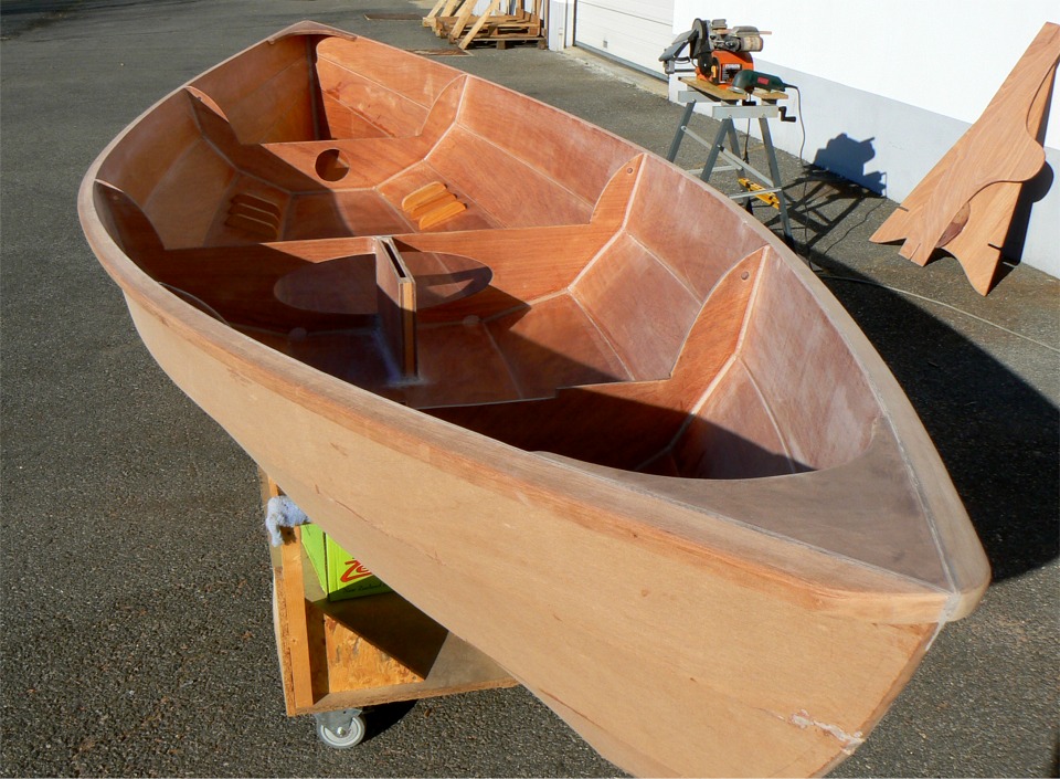 Suite de la construction du Skerry: je viens d'arraser les listons à la ponceuse à bande et d'arrondir l'angle extérieur haut à la défonceuse.