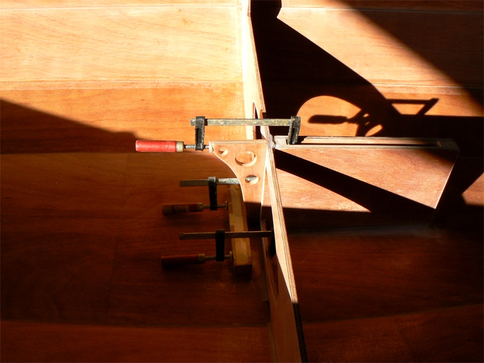 Je colle un renfort pour fournir un ancrage &agrave; l'&eacute;coute de grand-voile, sous le bord arri&egrave;re du banc milieu. 