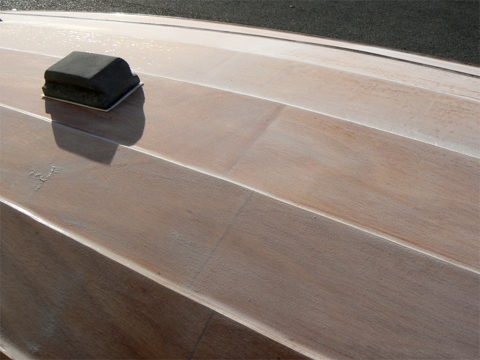 Je fais d'abord un passage &agrave; la ponceuse orbitale, en faisant attention, car on fait rapidement des c...neries avec un tel outil, puis je compl&egrave;te le travail &agrave; la ponceuse delta, et je finis &agrave; la cale poncer : que du bonheur ! 