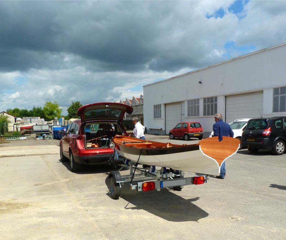 Et voila "Jolanda" charg&eacute;e sur sa remorque, pr&ecirc;te &agrave; partir pour la vall&eacute;e de la Loire, puis l'ile de R&eacute;, pour y trouver un ciel moins mena&ccedil;ant, sans doute. 