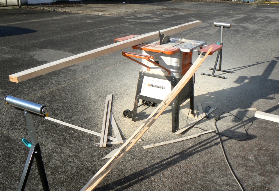 Le lendemain matin, je profite du beau temps pour dégrossir les espars du Skerry : ici, j'ai fait les quatre premières coupes sur le mât. J'ai affiné le haut et le bas sur deux faces. Notez la quantité de sciure produite...