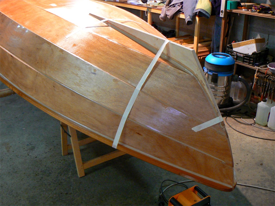 Je colle l'aileron du Skerry. Le gouvernail s'articule sur la face arrière de cet aileron. 