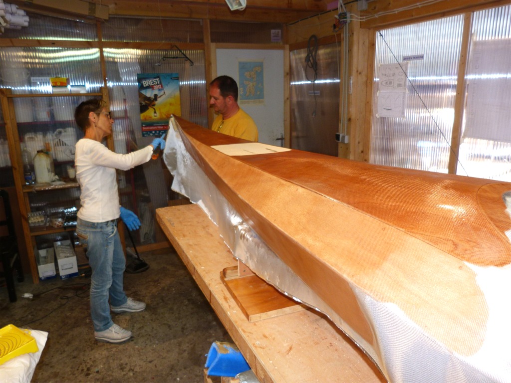 L'intérêt de recouvrir les panneaux latéraux avec le tissu du pont est bien sûr de couvrir le joint coque-pont et "cacher" la lisière de la surépaisseur de tissu sur le joint entre les panneaux latéraux et les panneaux de fond. L'inconvénient est un surpoids de 500 g qu'accepte Emmanuel. 